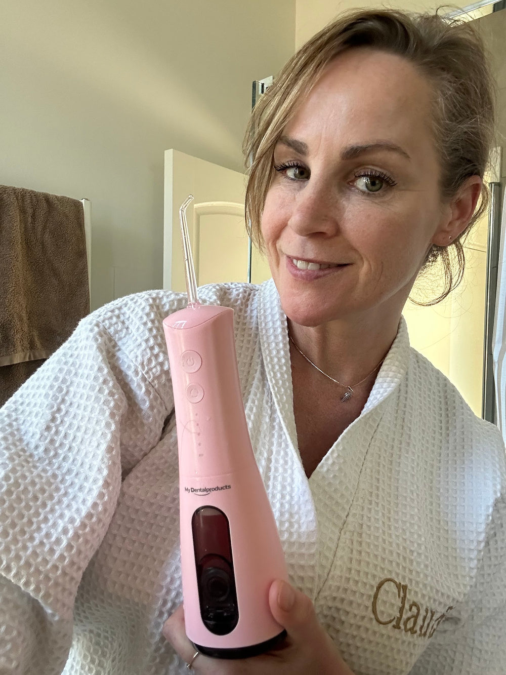 Claudia met haar roze My Waterflosser