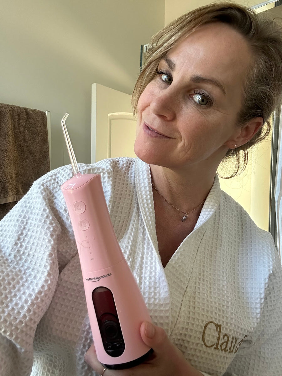 Claudia met haar roze My Waterflosser